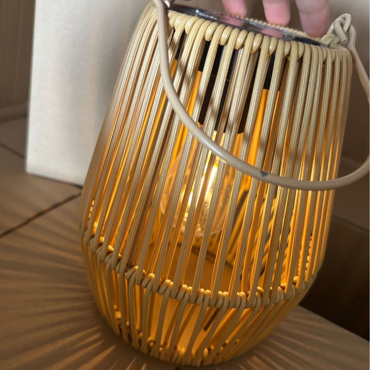 ランタン 天然素材編み込みソーラー充電式吊り下げランタン